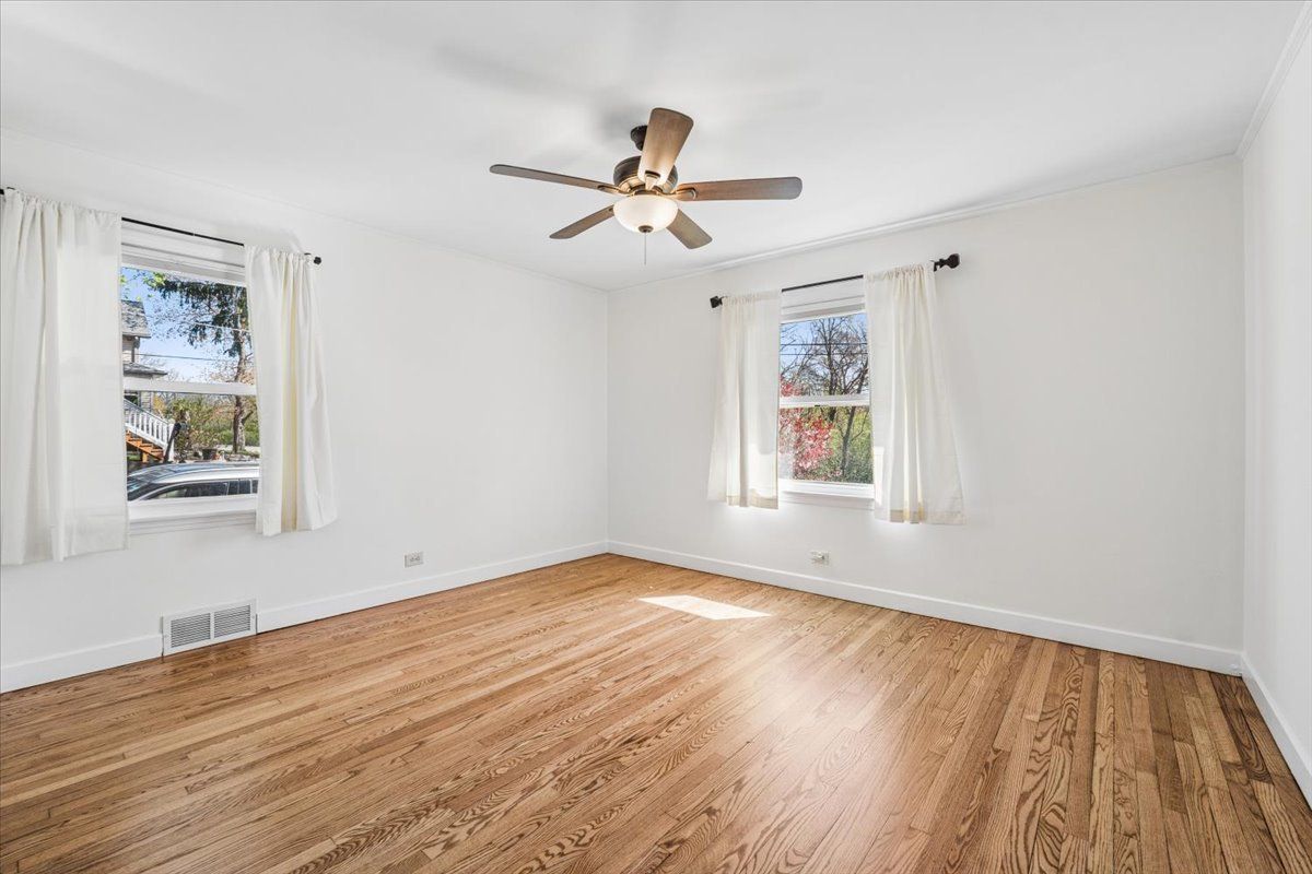 155 N Lincoln Avenue, Carpentersville, IL 60110