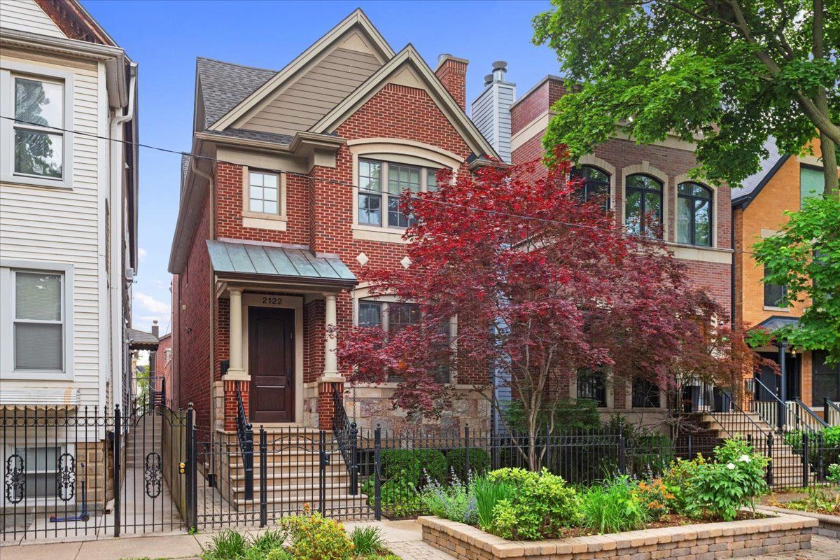 2122 W Melrose Street — Chicago, IL 60618