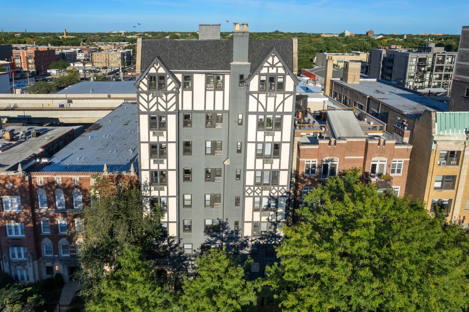 5718 N Winthrop Avenue #205 — Chicago, IL 60660