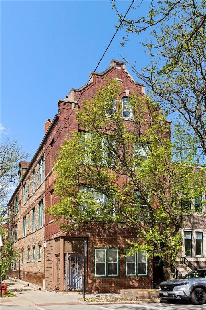 2328 N Oakley Avenue #3E — Chicago, IL 60647