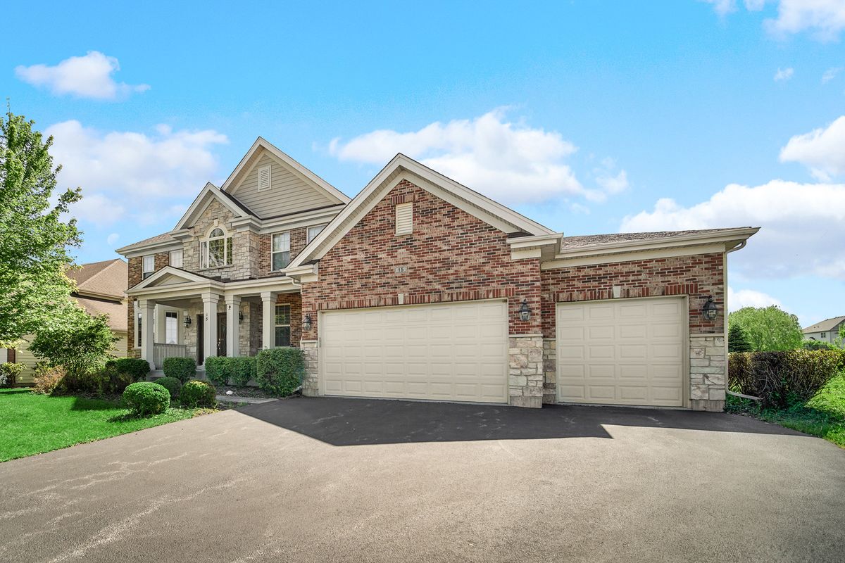 15 Empress Drive, Hawthorn Woods, IL 60047