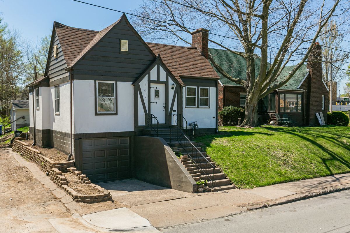 209 Pleasant Street, Davenport, IA 52803