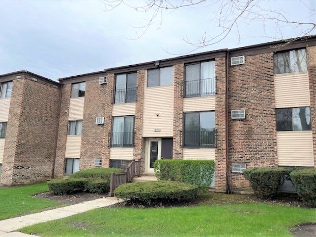 200 Dunteman Drive #202 — Glendale Heights, IL 60139