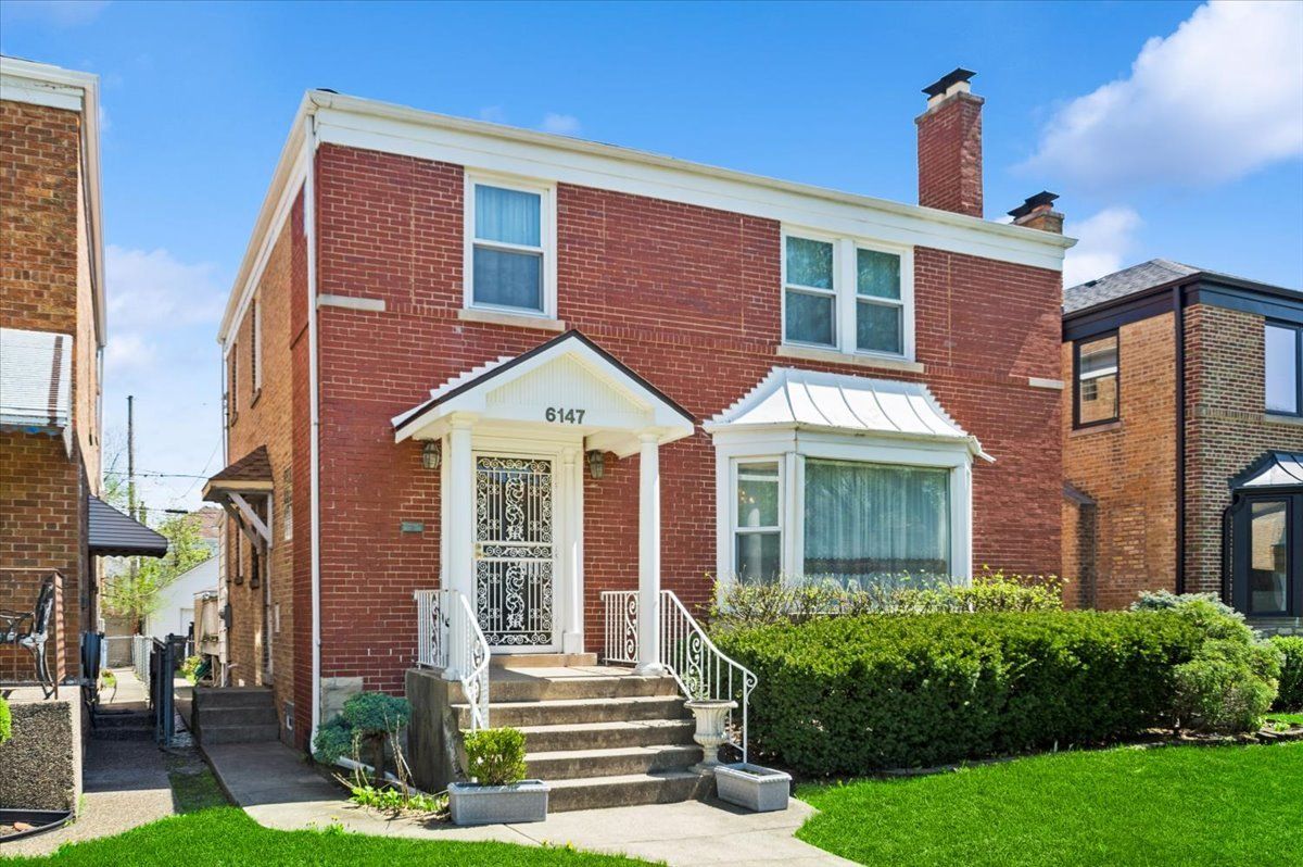 6147 N Central Park Avenue — Chicago, IL 60659