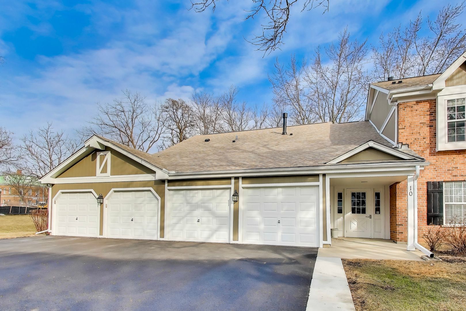 10 Waterbury Lane #M2 — Schaumburg, IL 60193