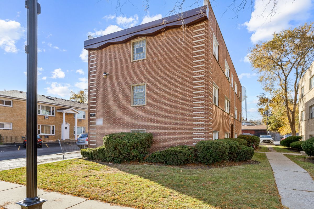 528 N Ardmore Avenue — Villa Park, IL 60181