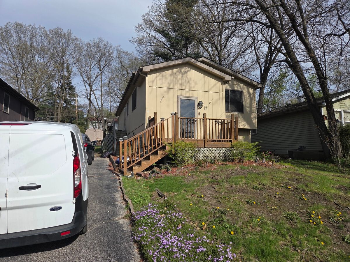 15 Ridgeland Avenue, Fox Lake, IL 60020