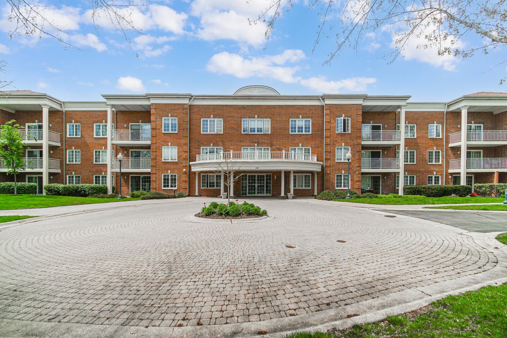 124 Day Street #206 — Bloomingdale, IL 60108