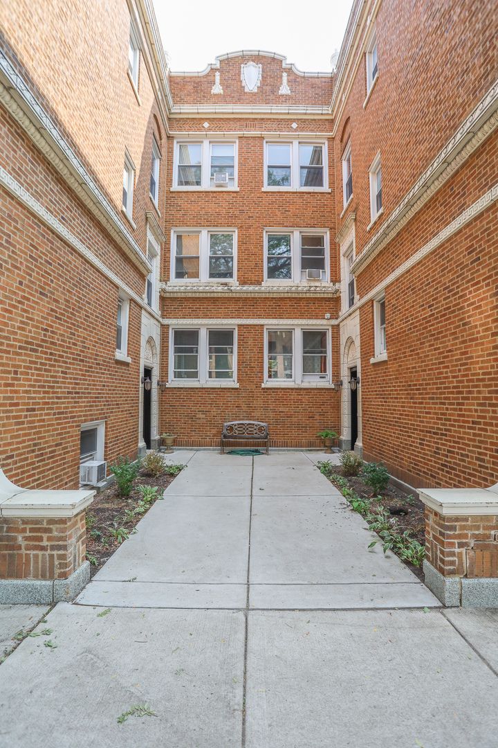 3947 Hoyne Avenue, Chicago, IL 60618