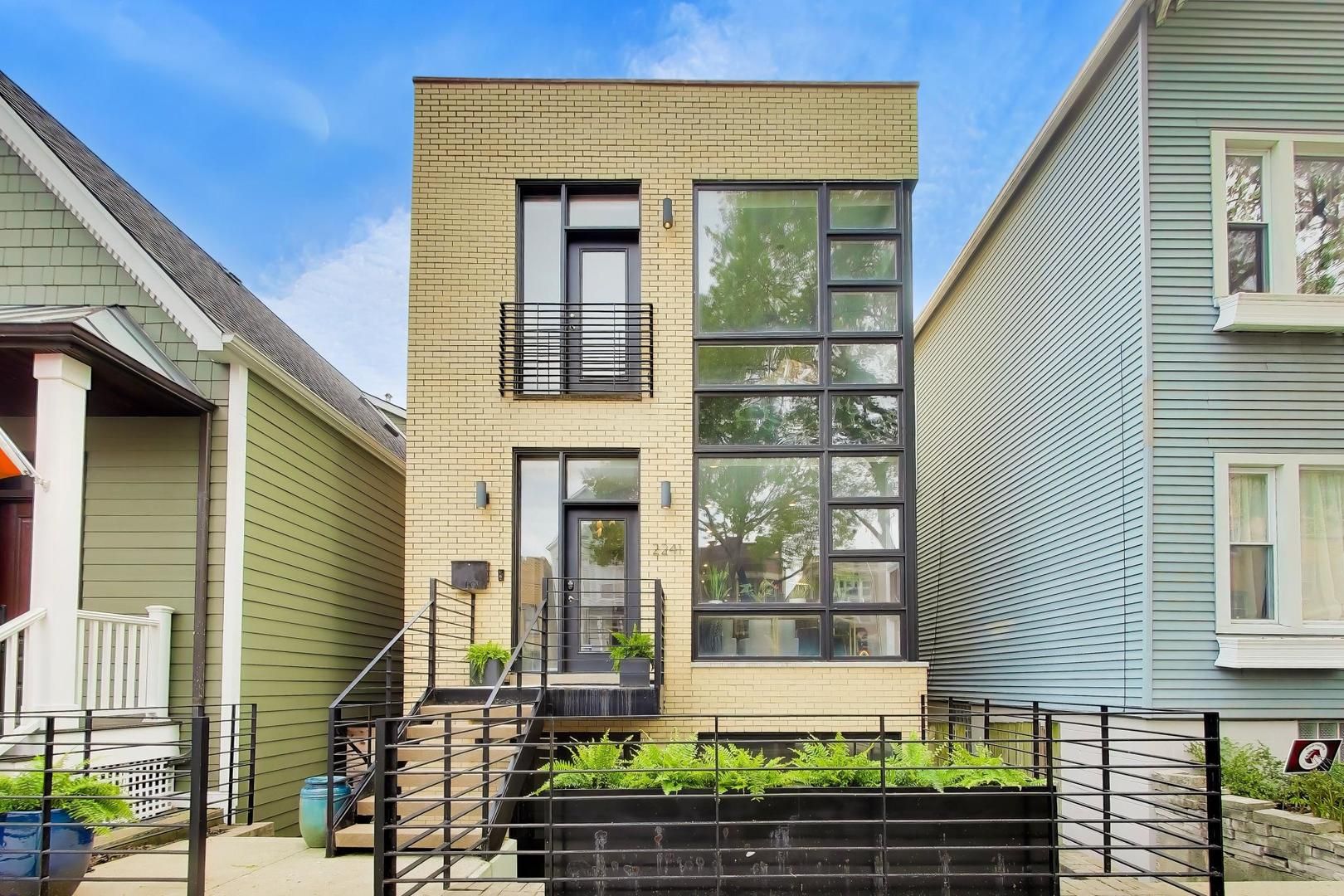 2241 W Melrose Street — Chicago, IL 60618