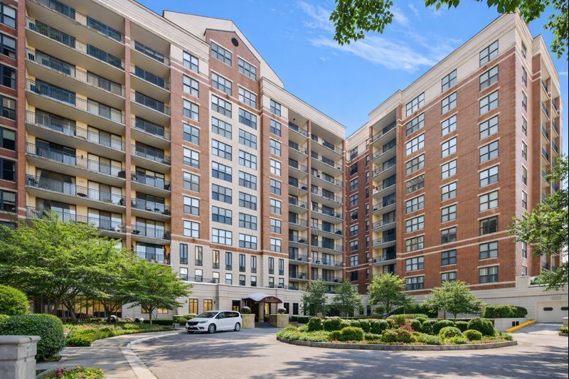 55 W Delaware Place #607 — Chicago, IL 60610