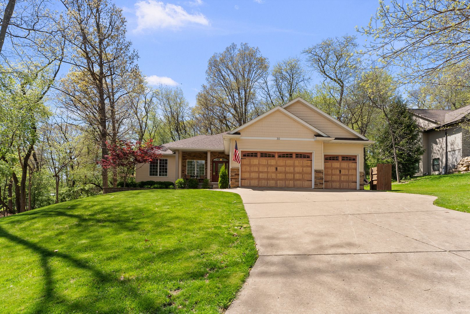 30 Hollows Court — Leclaire, IA 52753