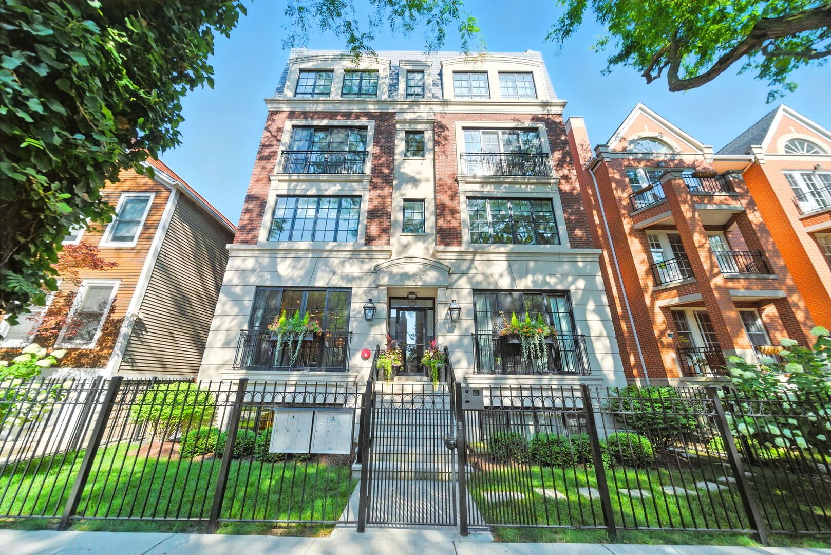 1733 N Mohawk Street #1N — Chicago, IL 60614