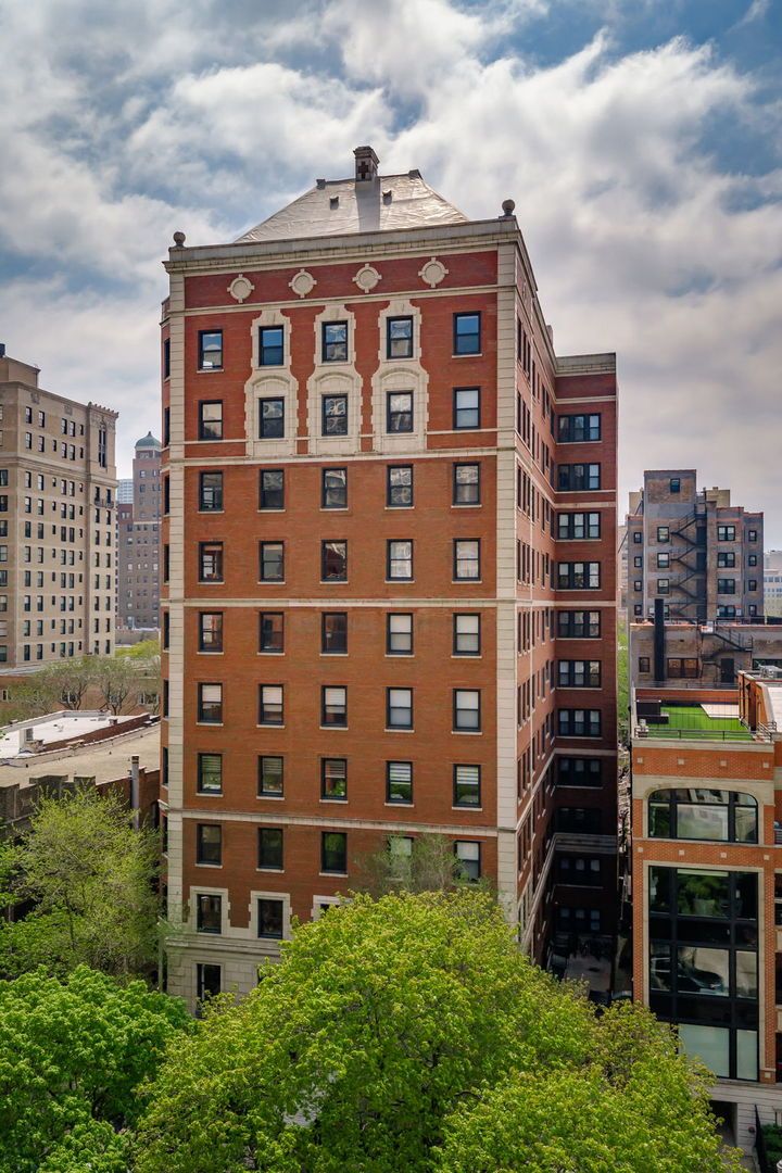 433 Briar Place, Chicago, IL 60657