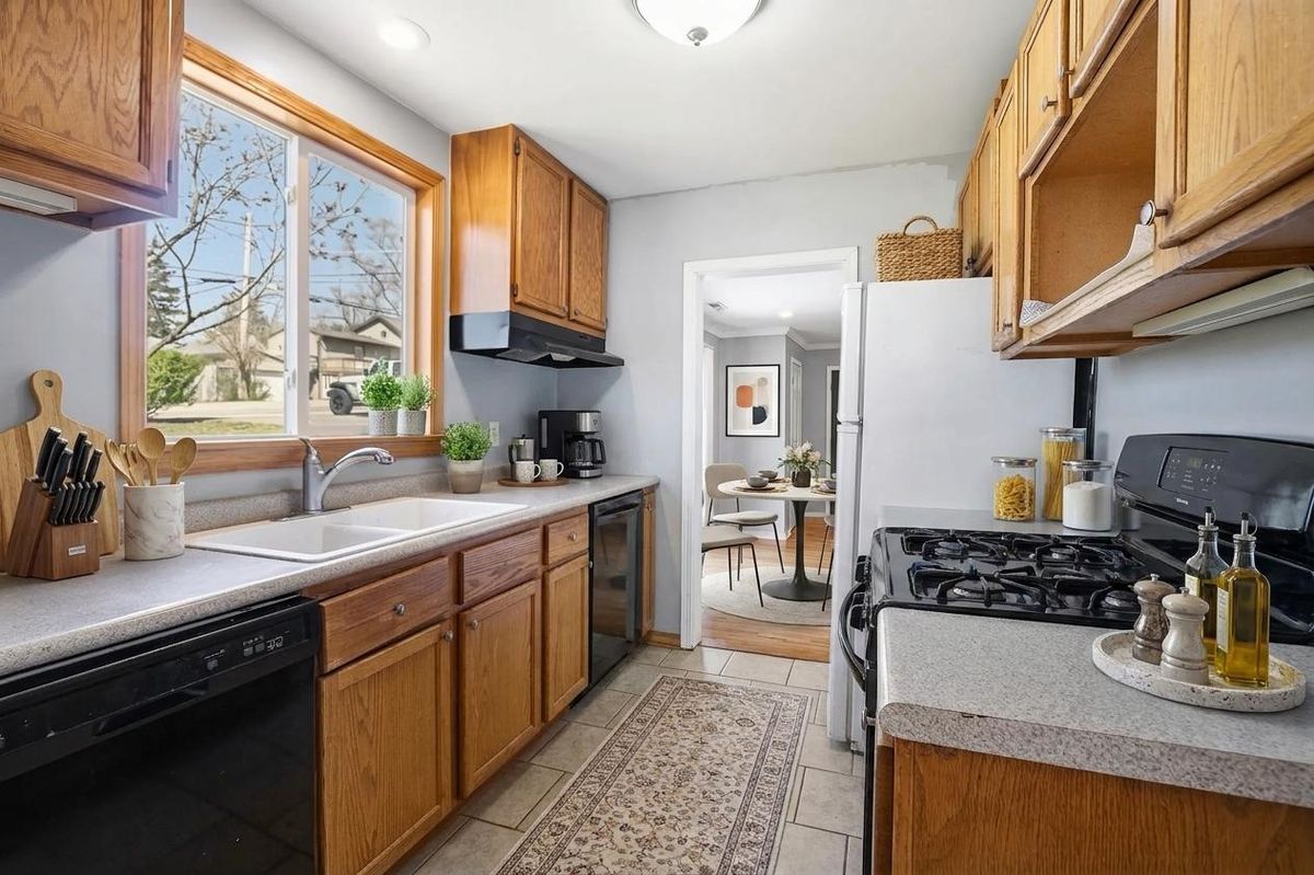 327 Kenwood Drive, Round Lake Park, IL 60073