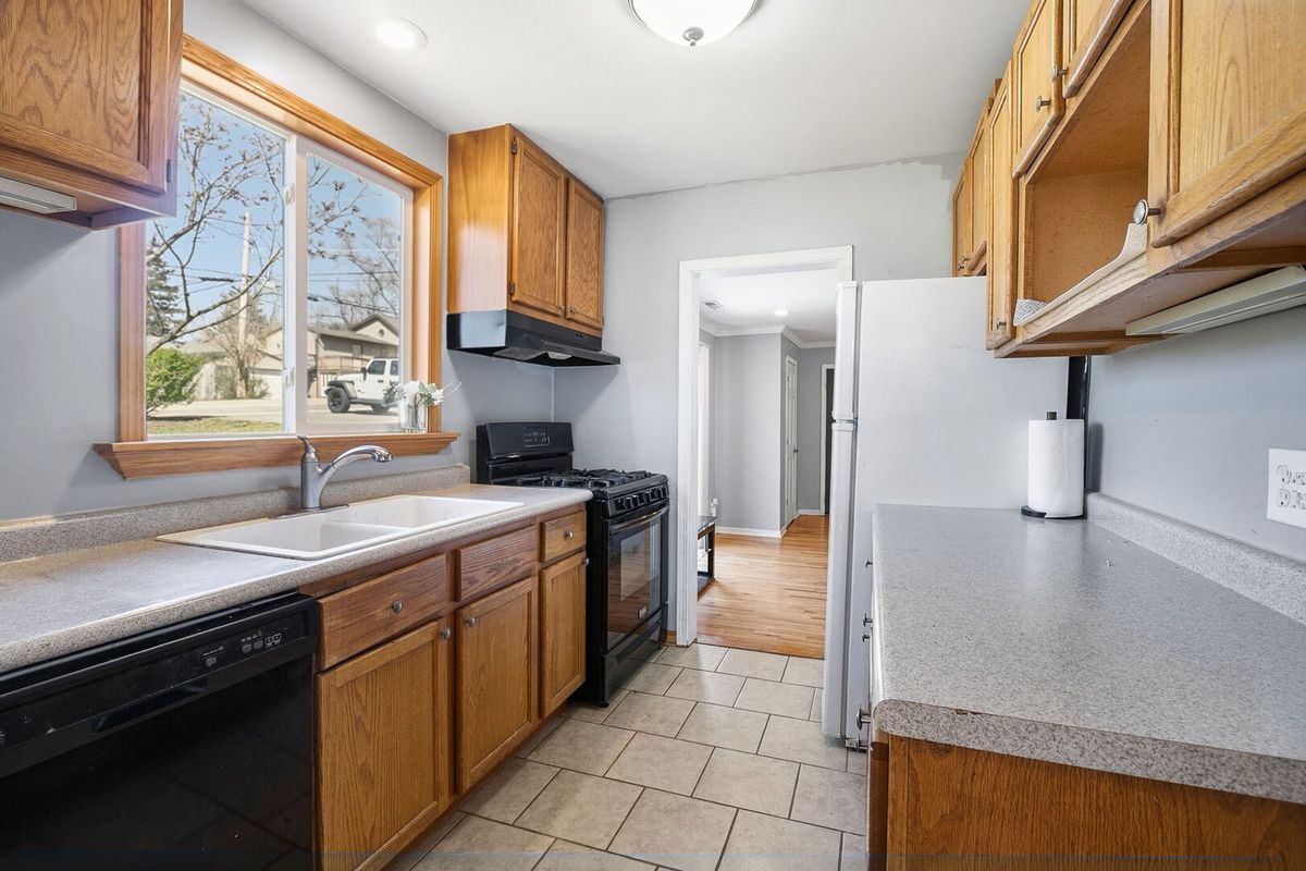 327 Kenwood Drive, Round Lake Park, IL 60073