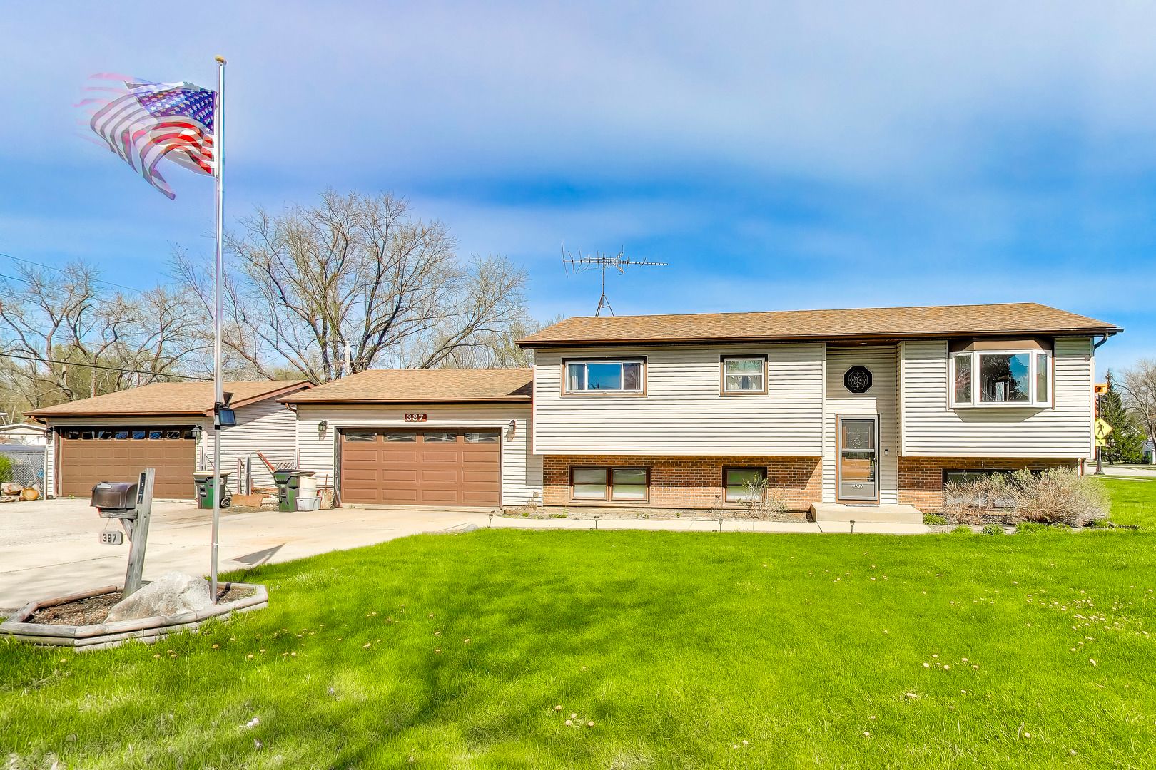 387 Lakewood Drive — Antioch, IL 60002