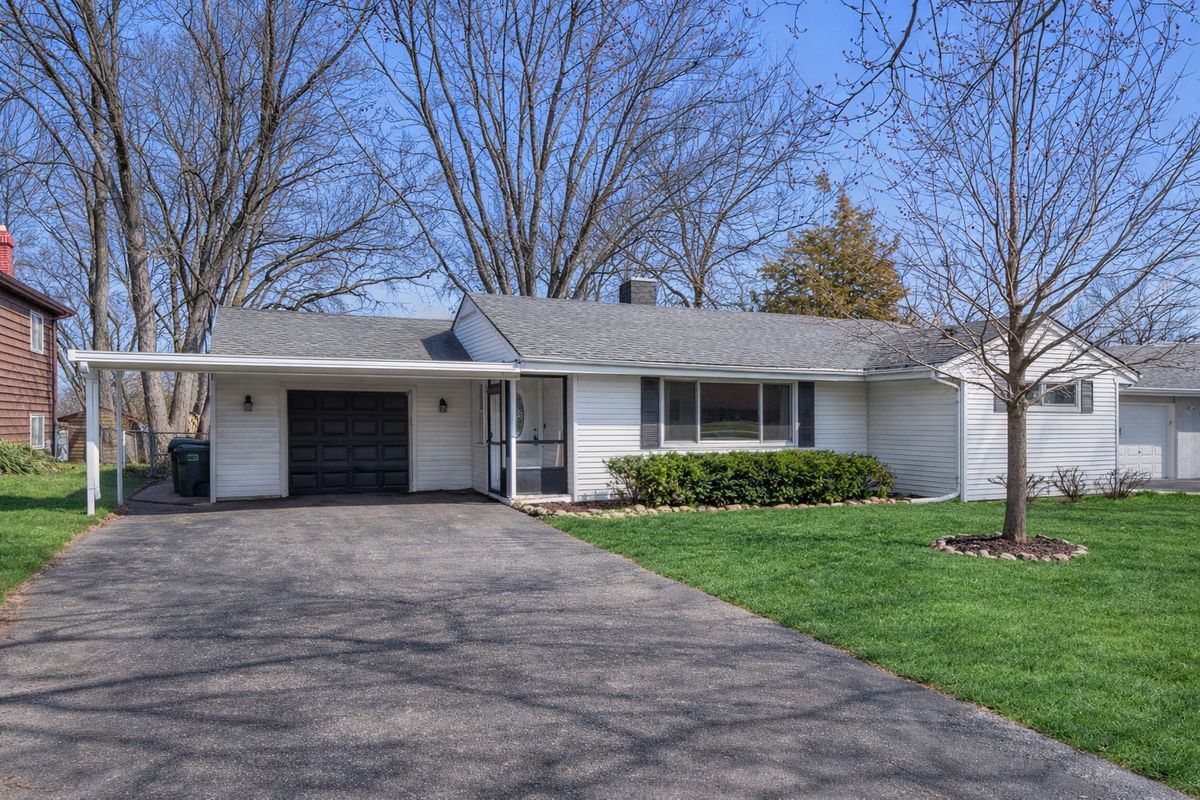 933 Midlothian Road, Mundelein, IL 60060