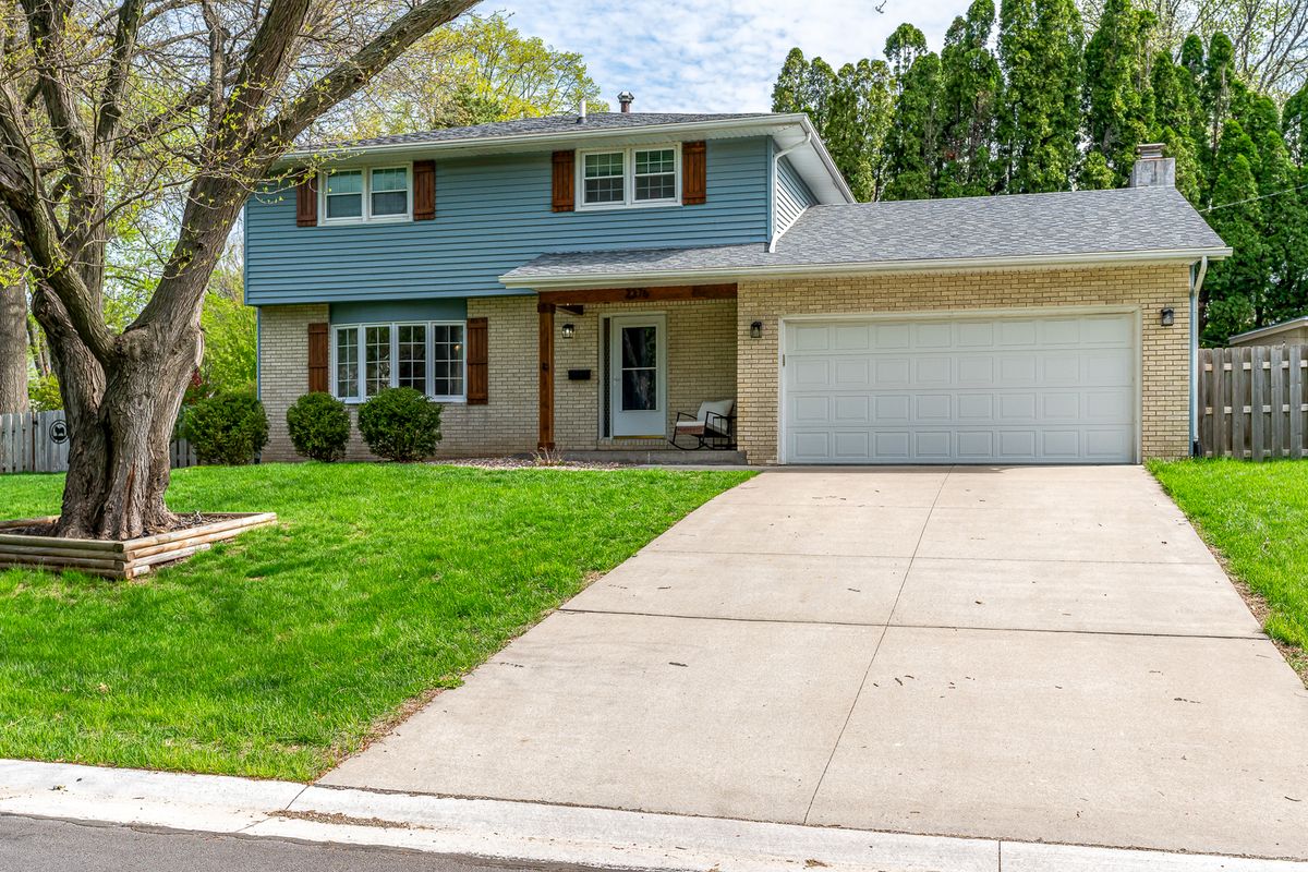 2376 Kingsway Drive, Bettendorf, IA 52722