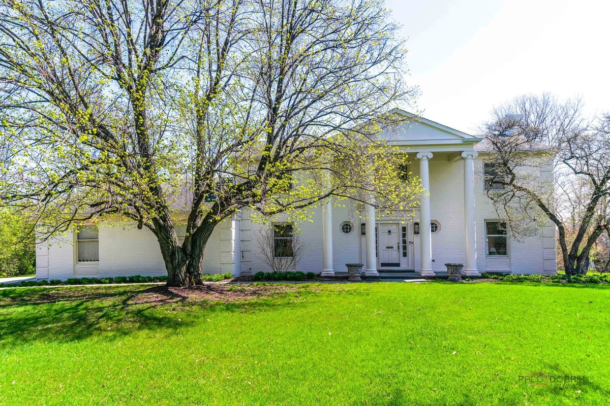 37 Forest Hills Road, Lake Bluff, IL 60044