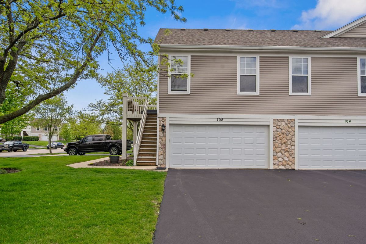 108 Schneider Court, North Aurora, IL 60542