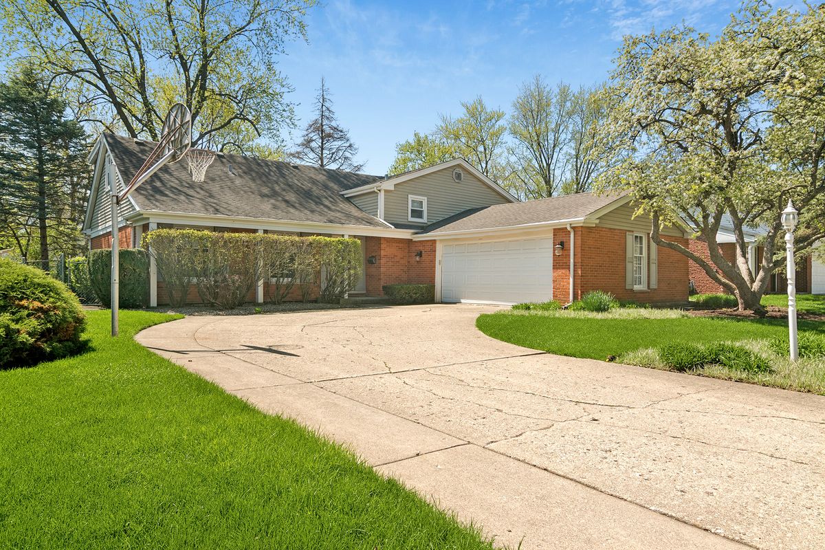 719 Hackberry Drive, Arlington Heights, IL 60004
