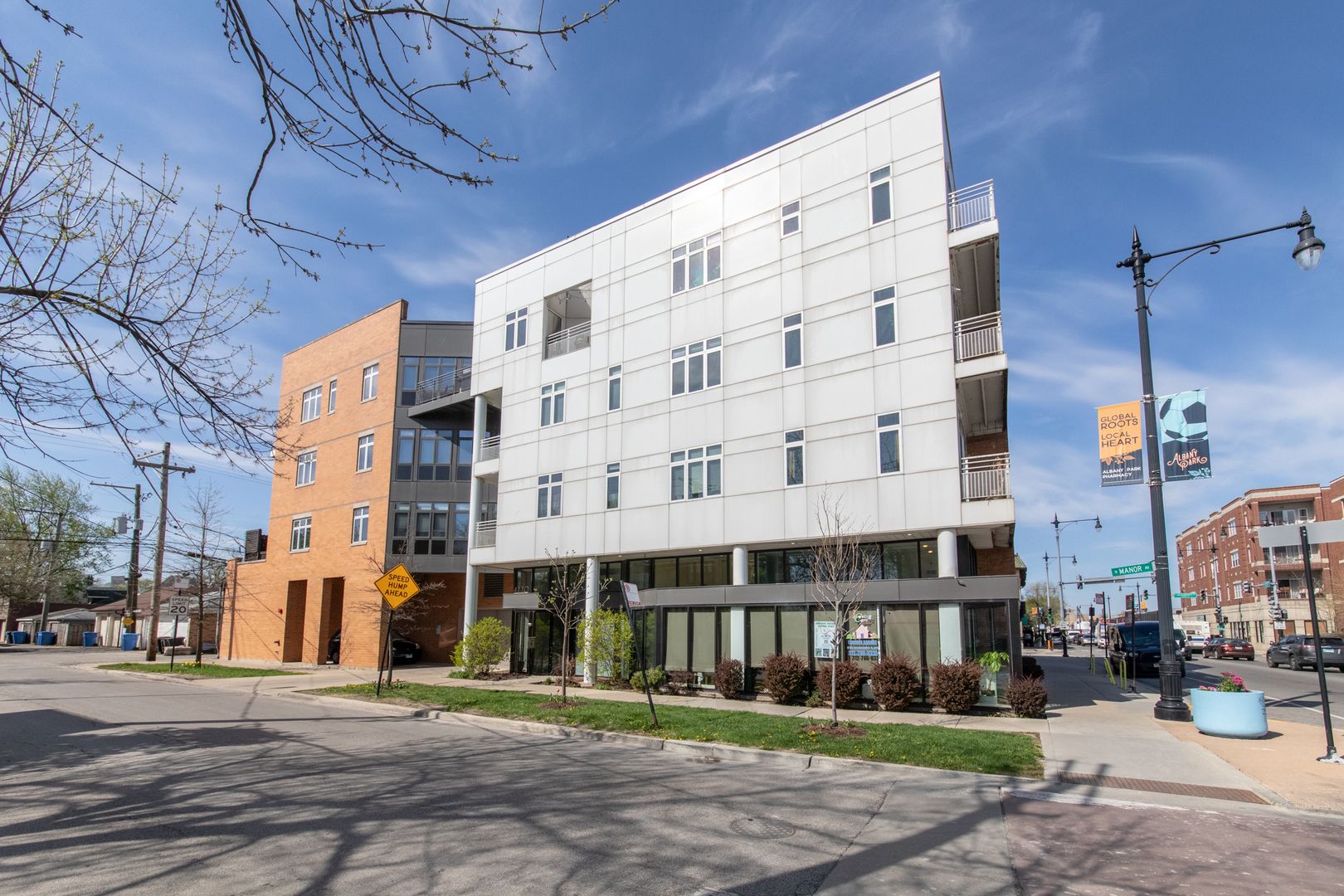 4770 N Manor Avenue #404 — Chicago, IL 60625