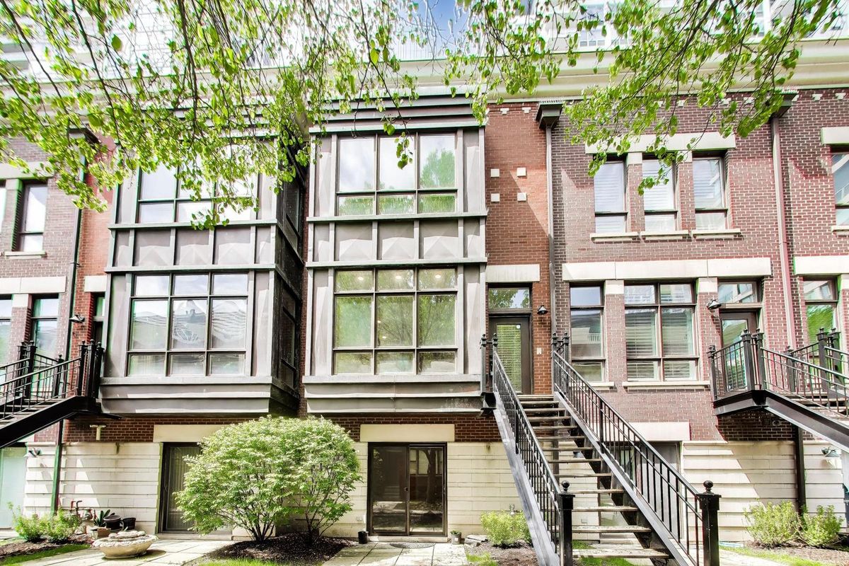 1326 Indiana Parkway, Chicago, IL 60605