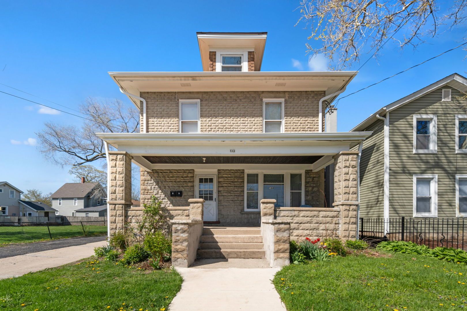 544 E New York Street — Aurora, IL 60505
