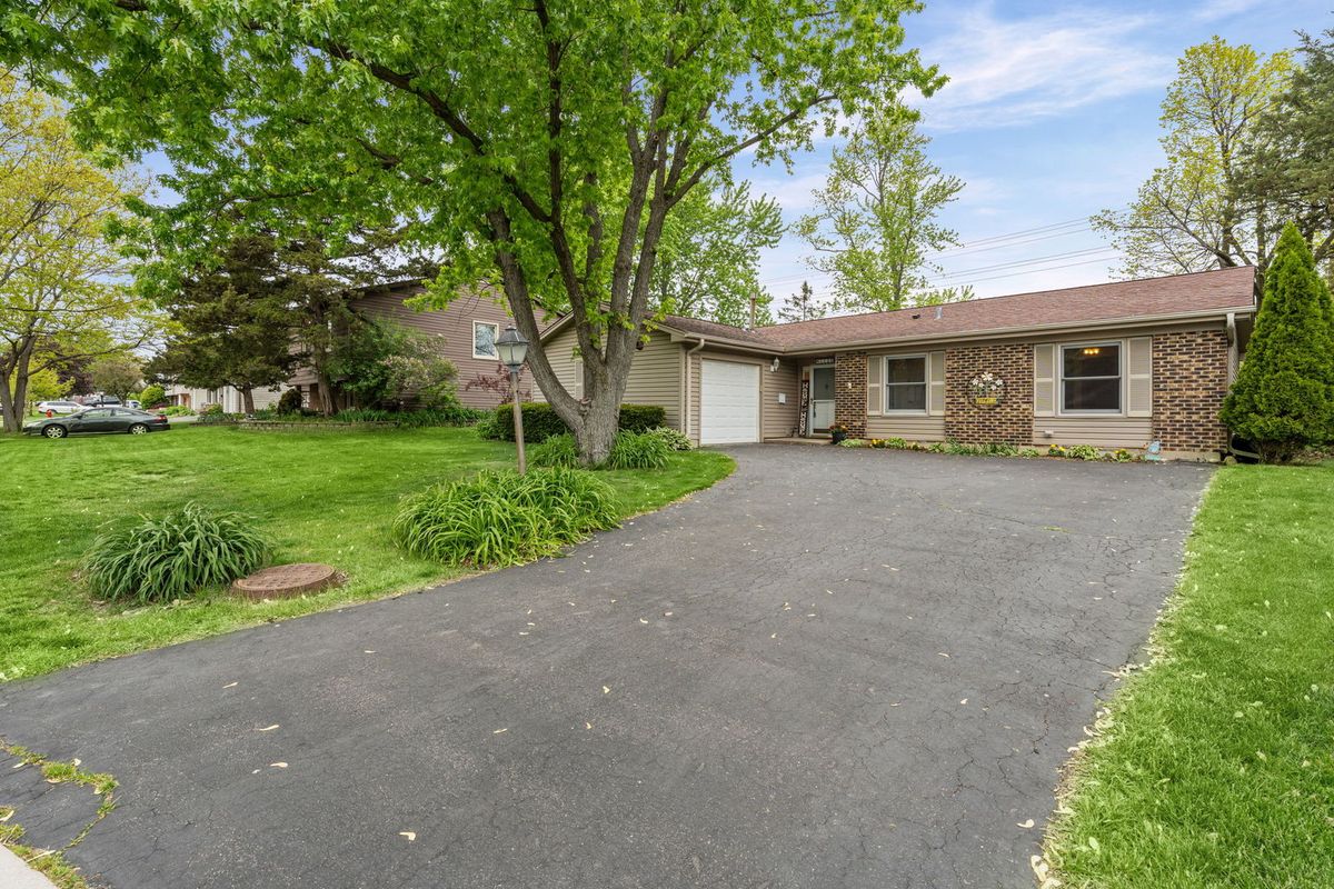 1120 Brush Hill Lane, Lake Zurich, IL 60047