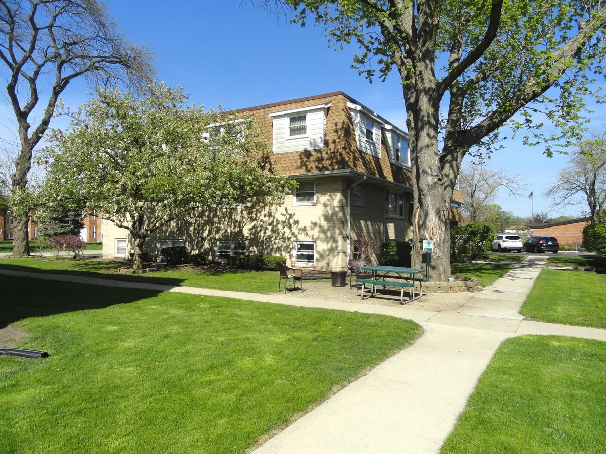 9907 W 58th Street #1, Countryside, IL 60525
