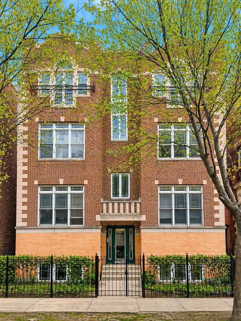 4233 Kenmore Avenue, Chicago, IL 60613