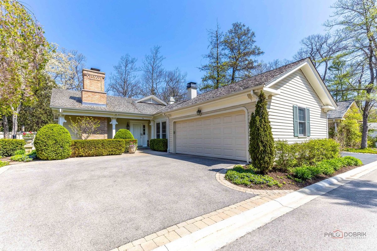 2 Court of Fox River Valley, Lincolnshire, IL 60069