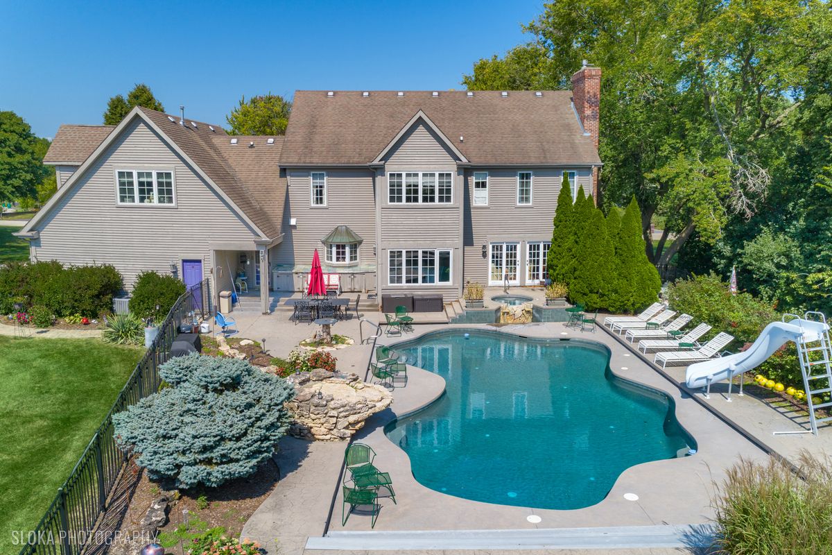 15 Mulberry Drive, Hawthorn Woods, IL 60047