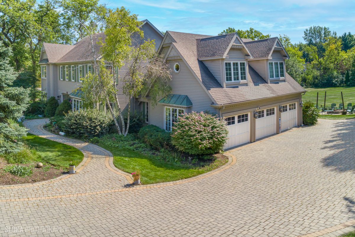 15 Mulberry Drive, Hawthorn Woods, IL 60047