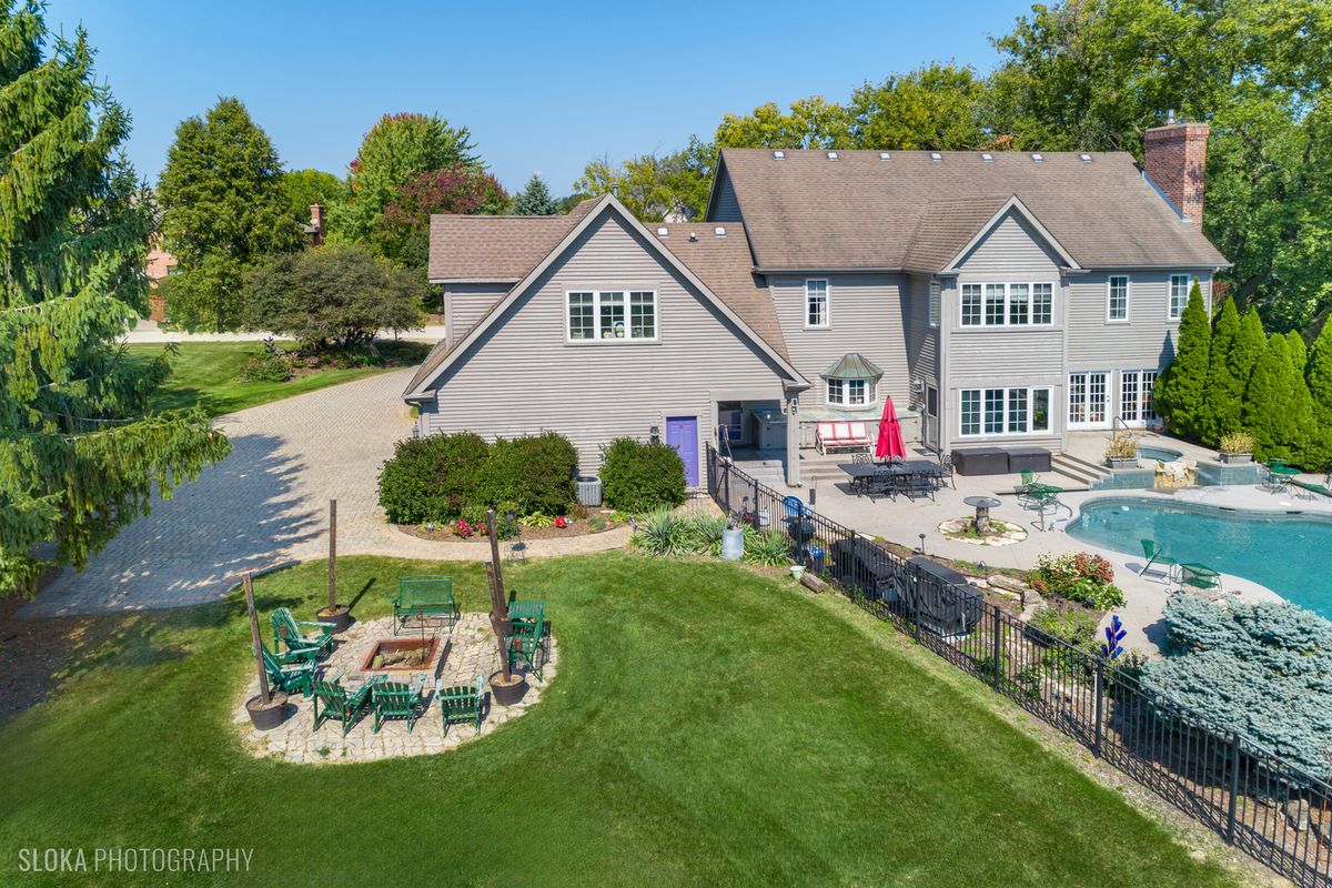 15 Mulberry Drive, Hawthorn Woods, IL 60047