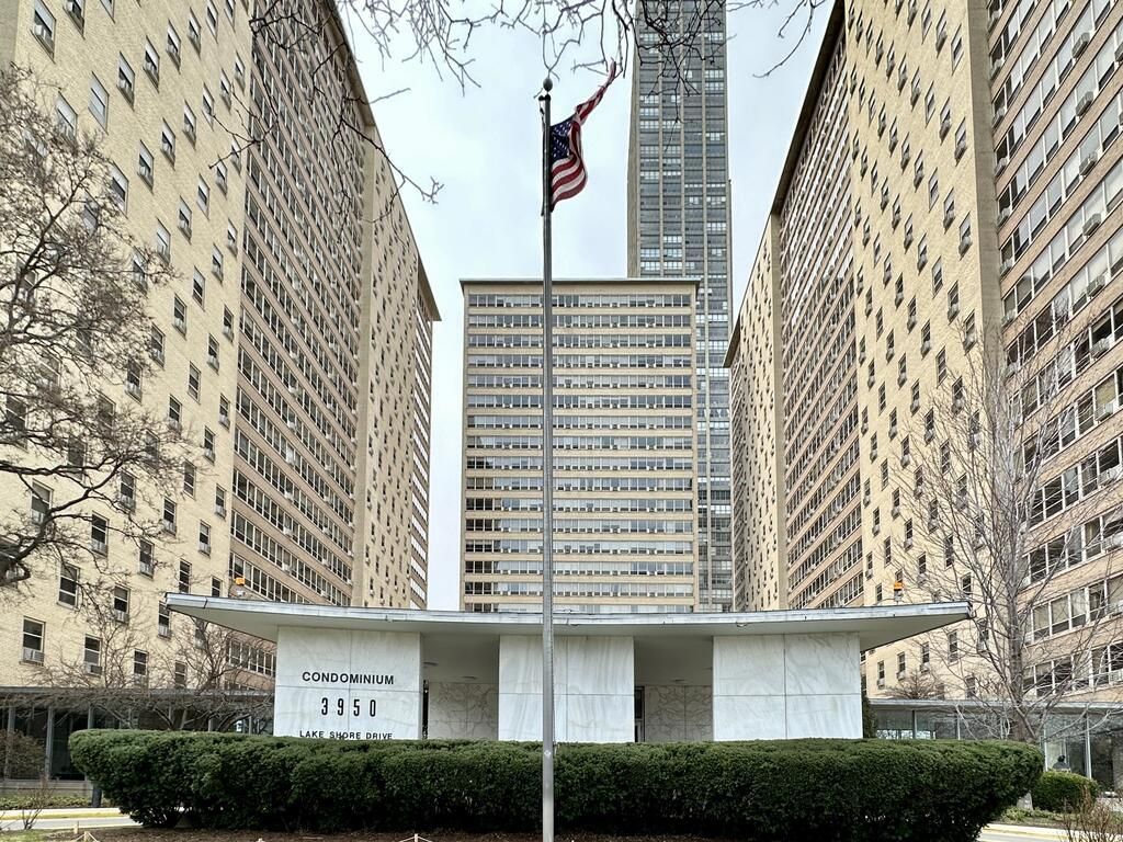 3950 Lake Shore Drive — Chicago, IL 60613