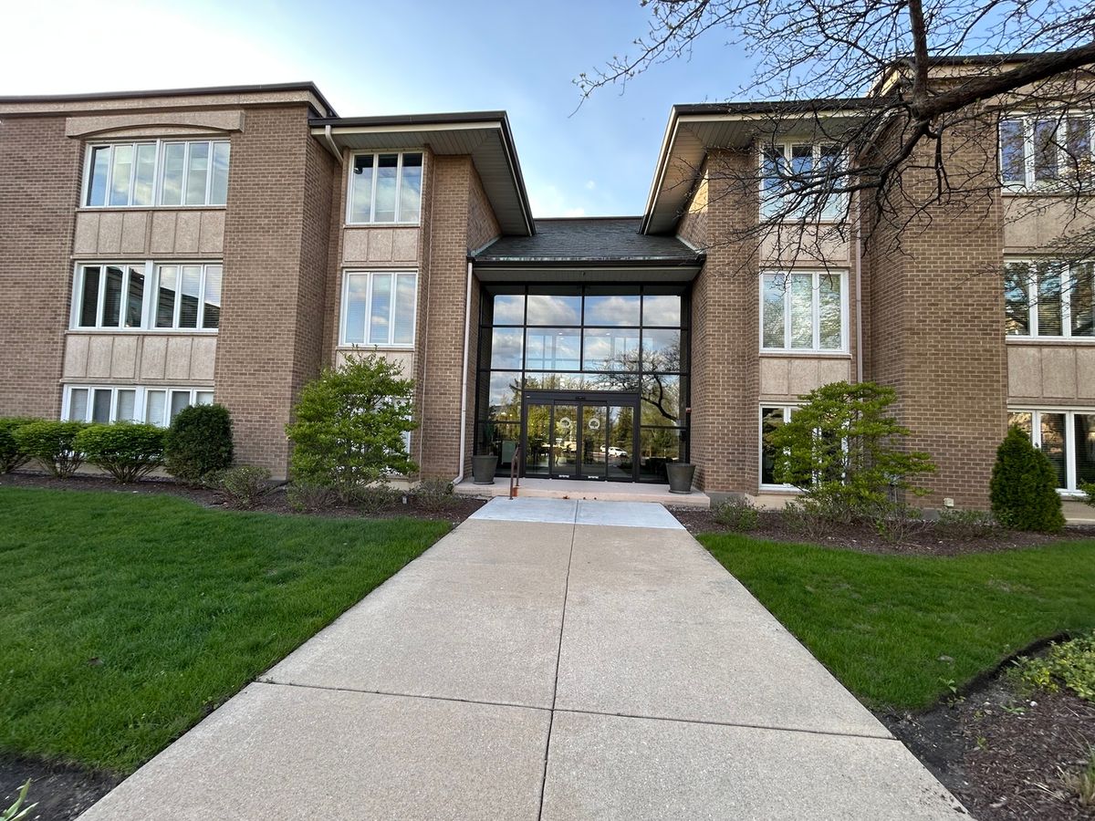 1 Oak Brook Club Drive #A105, Oak Brook, IL 60523