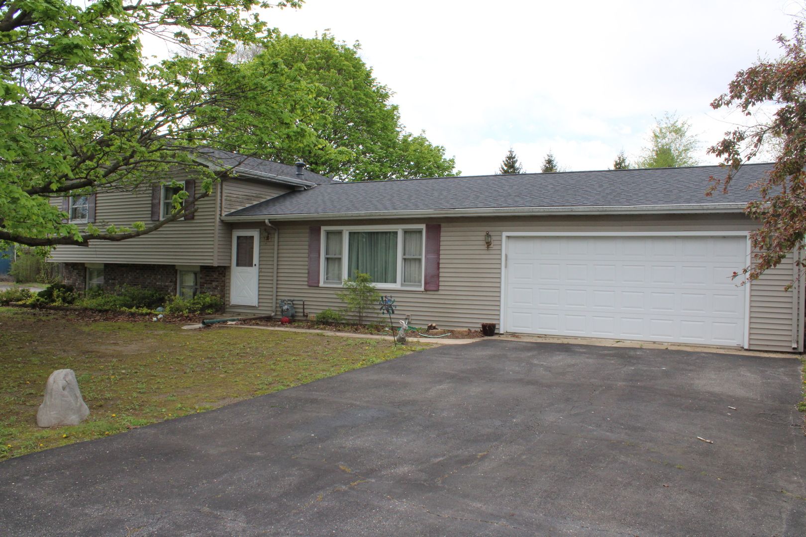 15 W Rickard Drive — Oswego, IL 60543