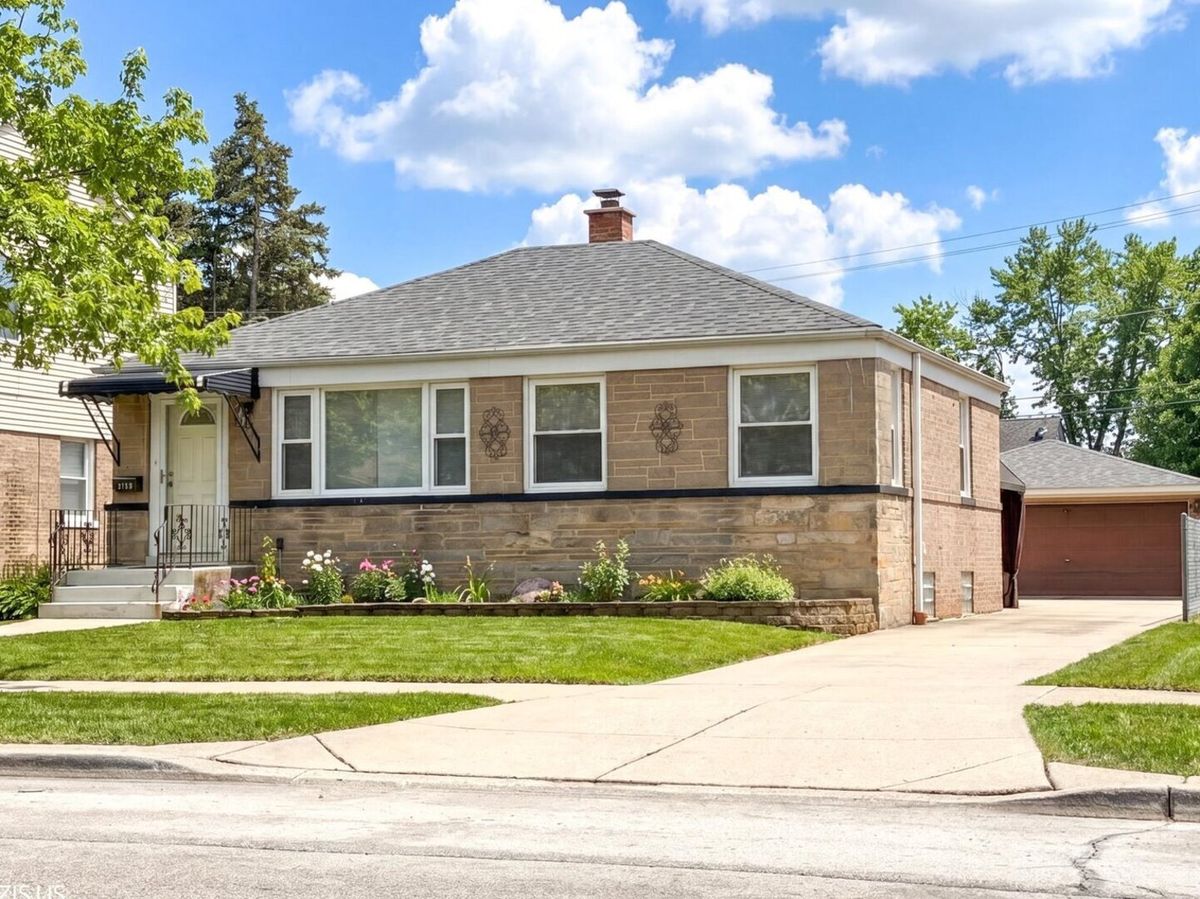 2112 Portsmouth Avenue, Westchester, IL 60154