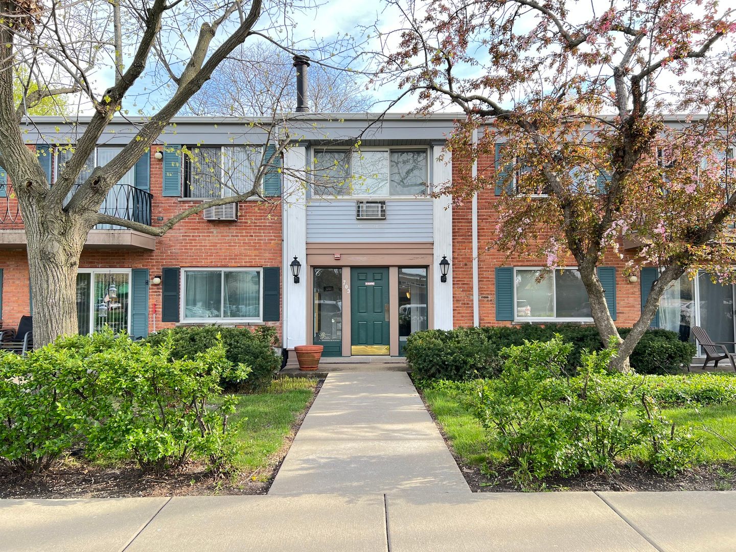 703 E Falcon Drive #C102 — Arlington Heights, IL 60005