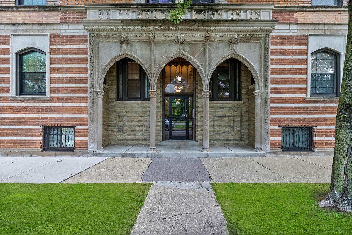 5001 King Drive, Chicago, IL 60615