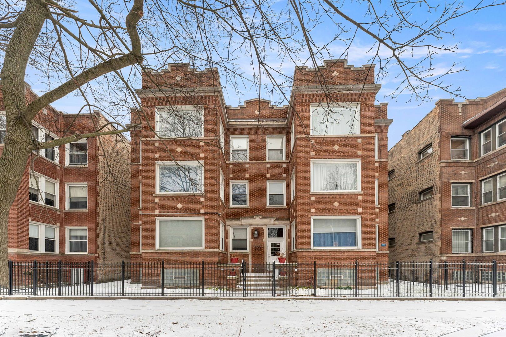 6722 Ridgeland Avenue — Chicago, IL 60649