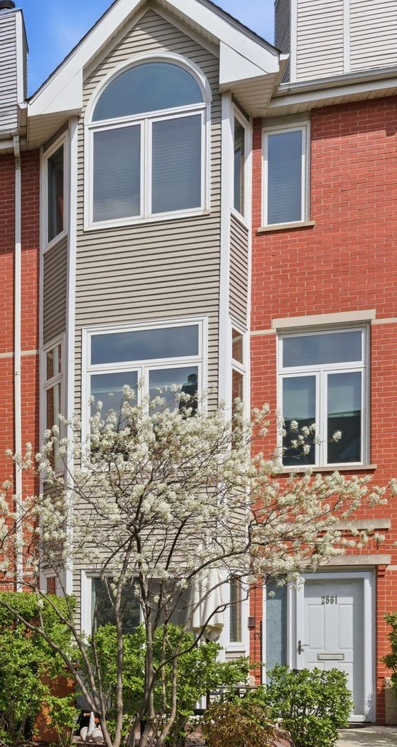 2561 N GREENVIEW Avenue — Chicago, IL 60614