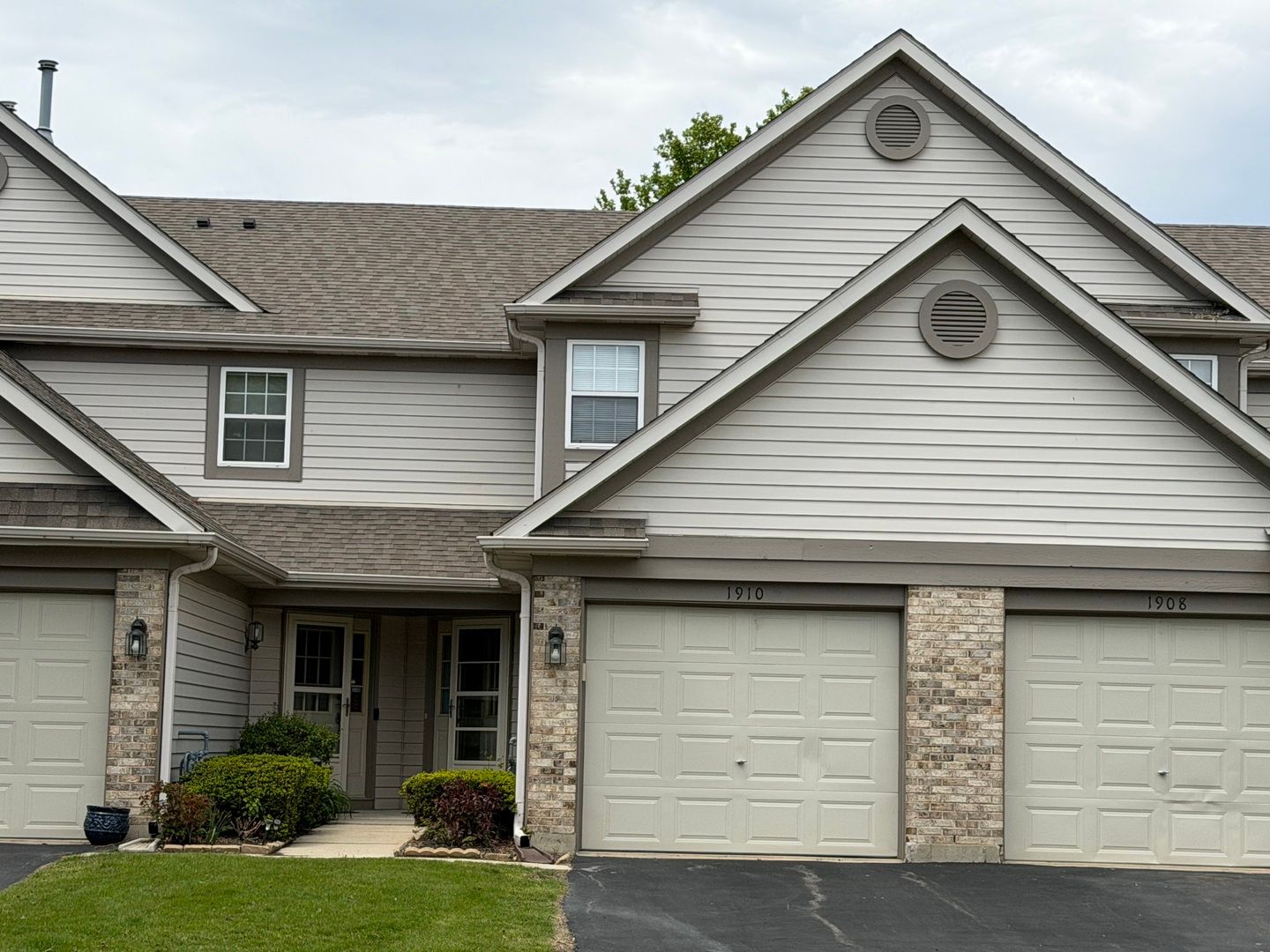 1910 Grove Avenue — Schaumburg, IL 60193