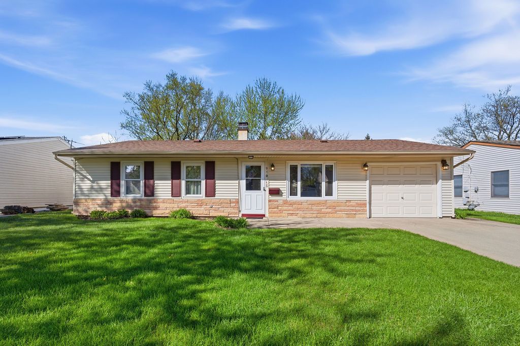 910 Meadow Lane — Streamwood, IL 60107