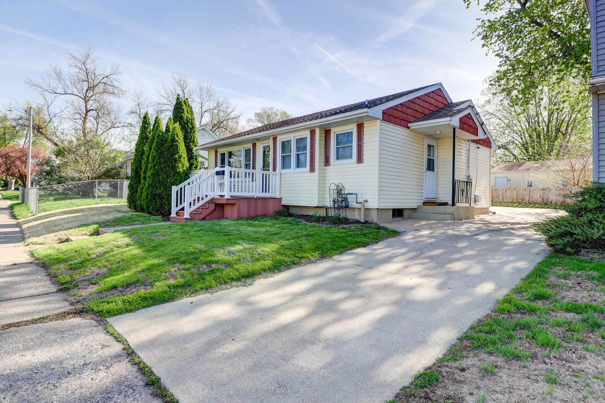 2927 Pershing Boulevard, Clinton, IA 52732