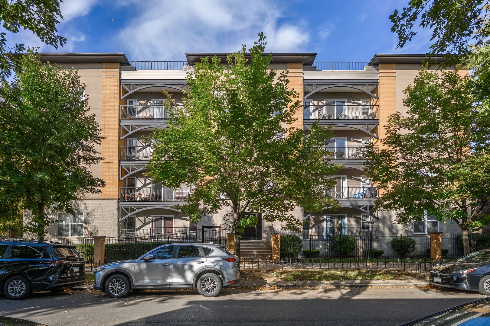 2720 W Cortland Street #105 — Chicago, IL 60647