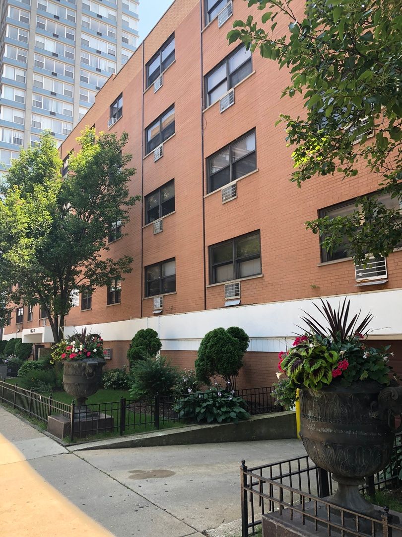 1025 HOLLYWOOD Avenue — Chicago, IL 60660