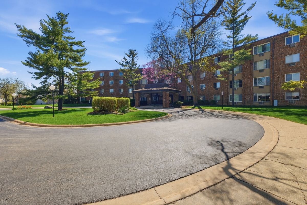 1500 Robin Circle, Hoffman Estates, IL 60169